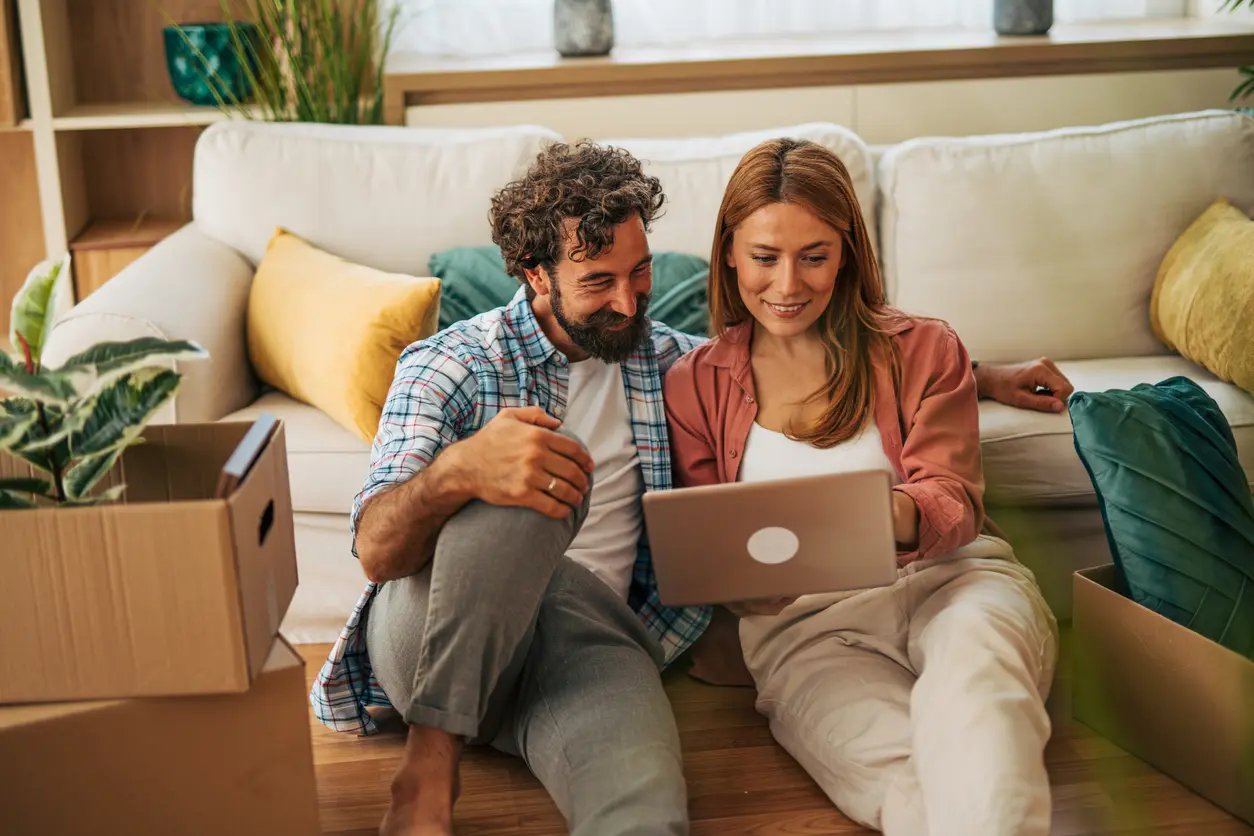 Couple examinant leurs options d'assurance vie